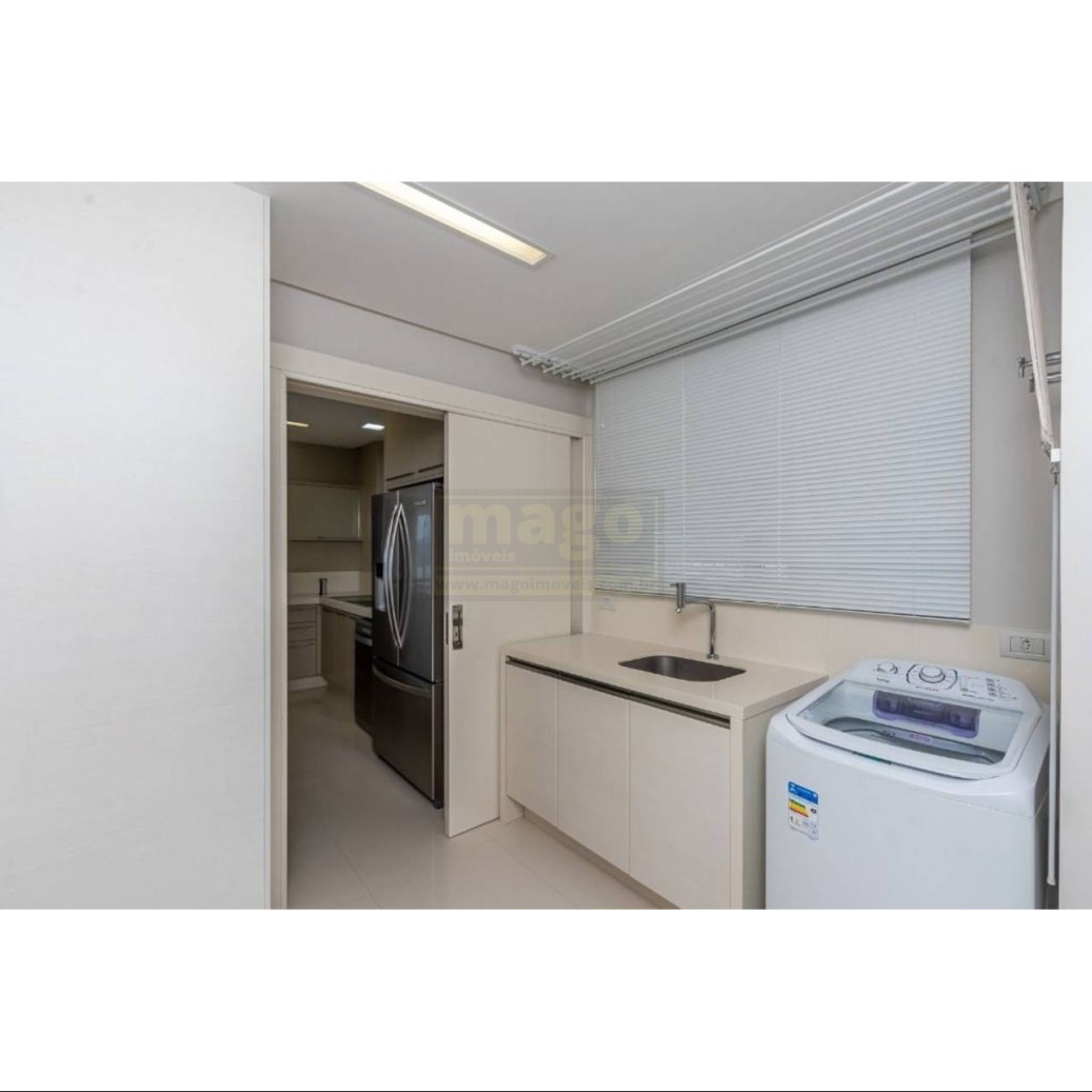Apartamento com vista mar mobiliado e decorado com 4 vagas de garagem