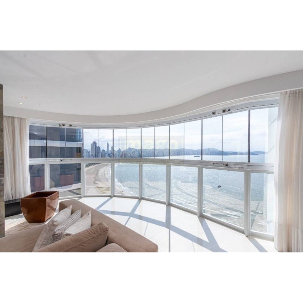 Apartamento com vista mar mobiliado e decorado com 4 vagas de garagem