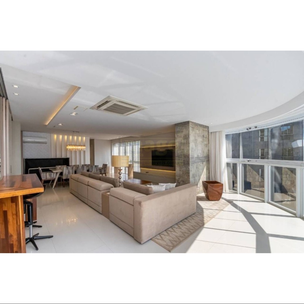 Apartamento com vista mar mobiliado e decorado com 4 vagas de garagem