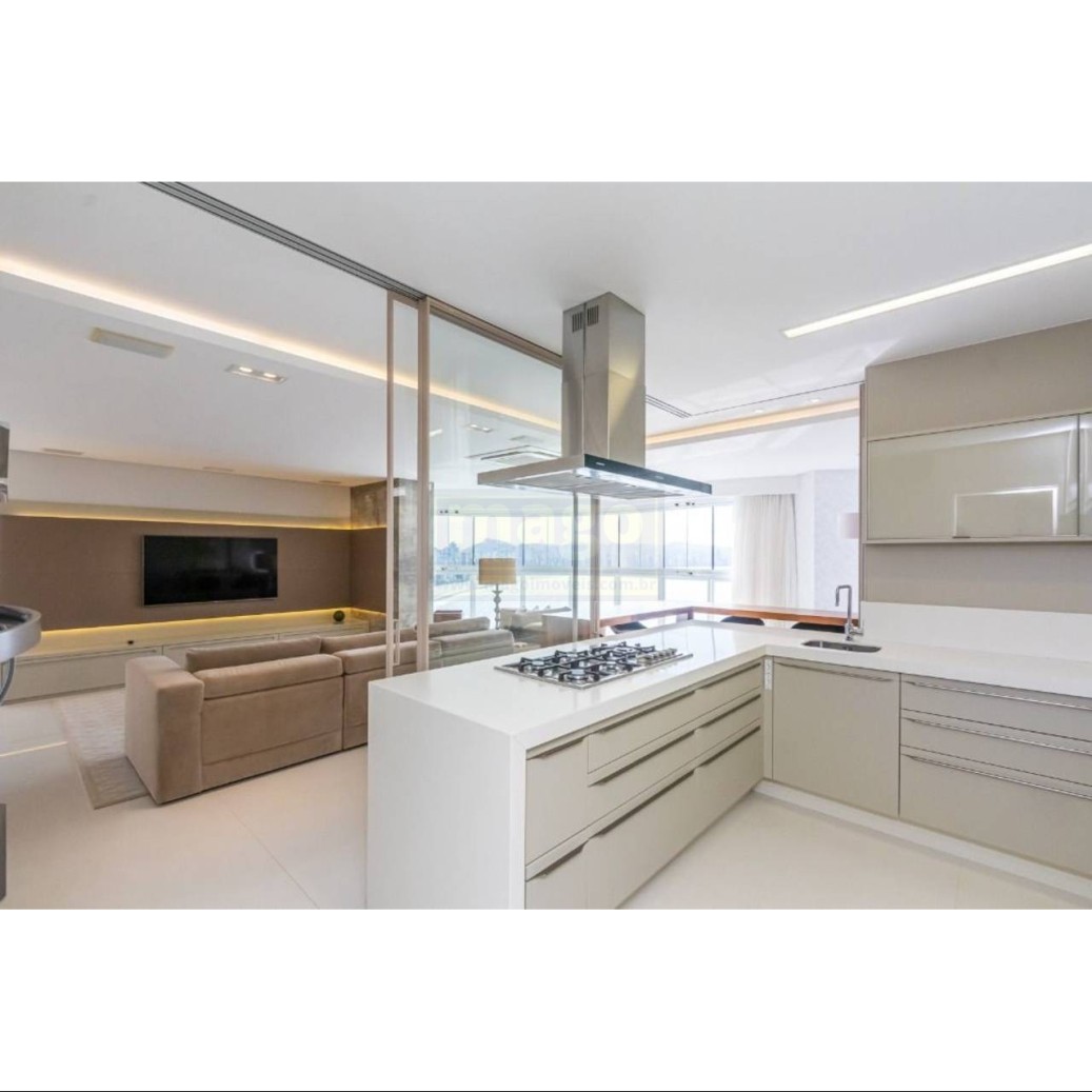 Apartamento com vista mar mobiliado e decorado com 4 vagas de garagem