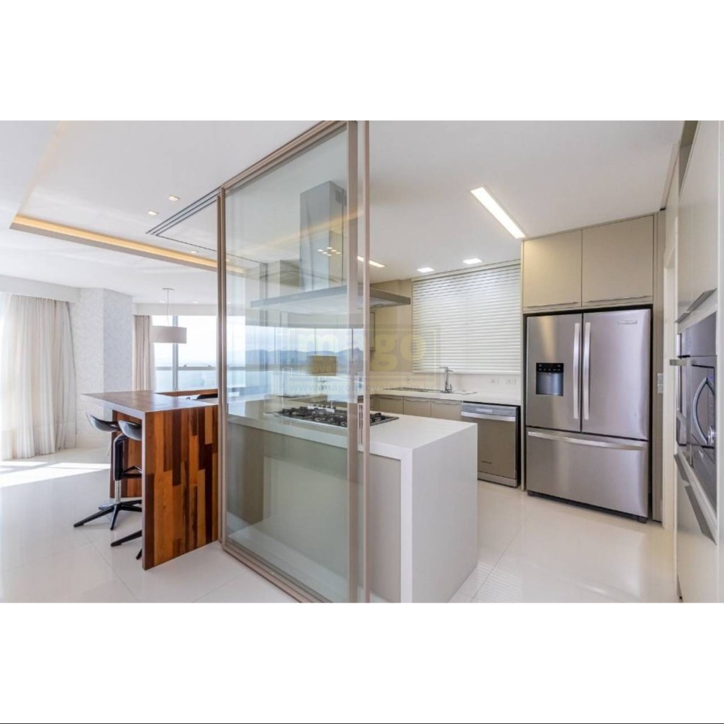 Apartamento com vista mar mobiliado e decorado com 4 vagas de garagem