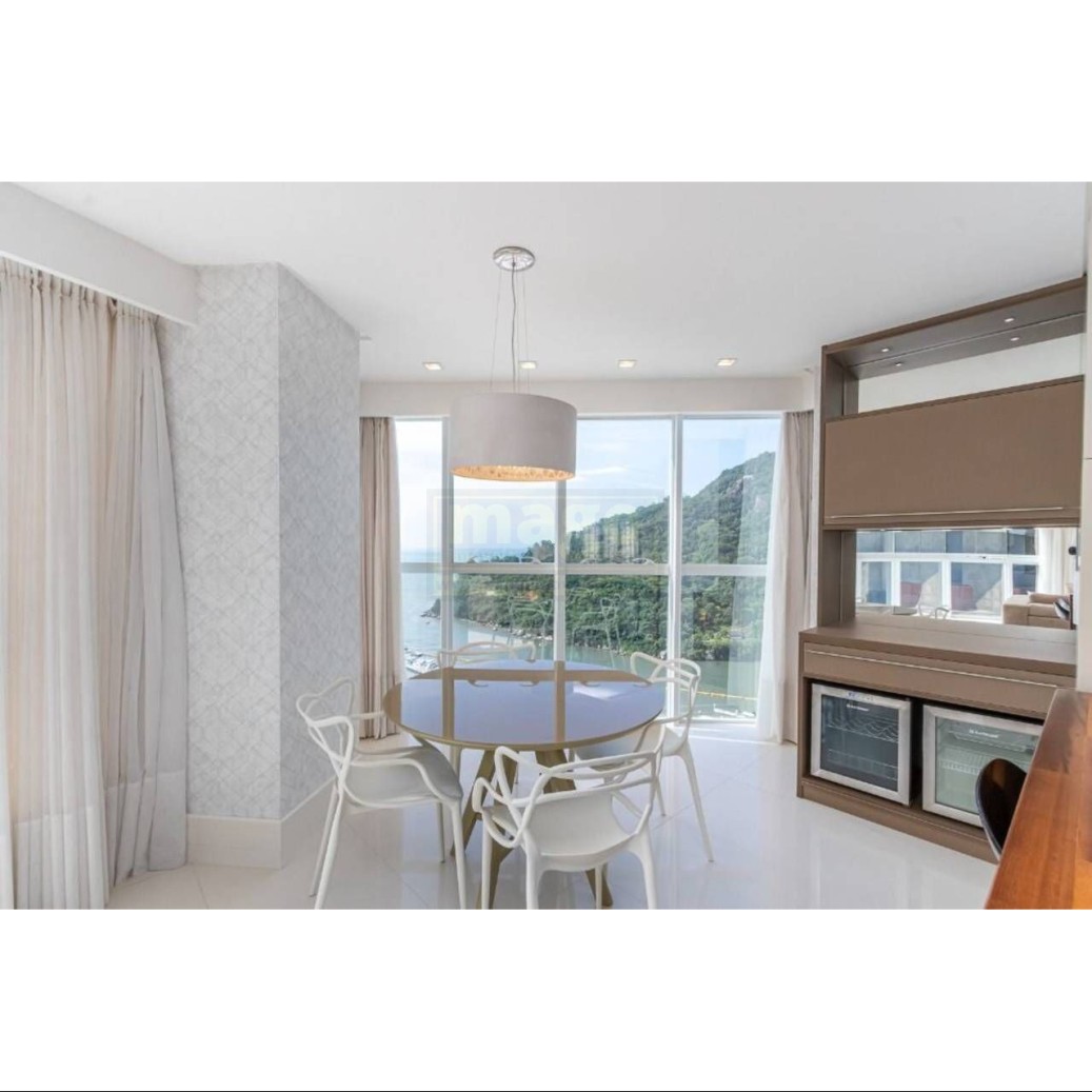 Apartamento com vista mar mobiliado e decorado com 4 vagas de garagem