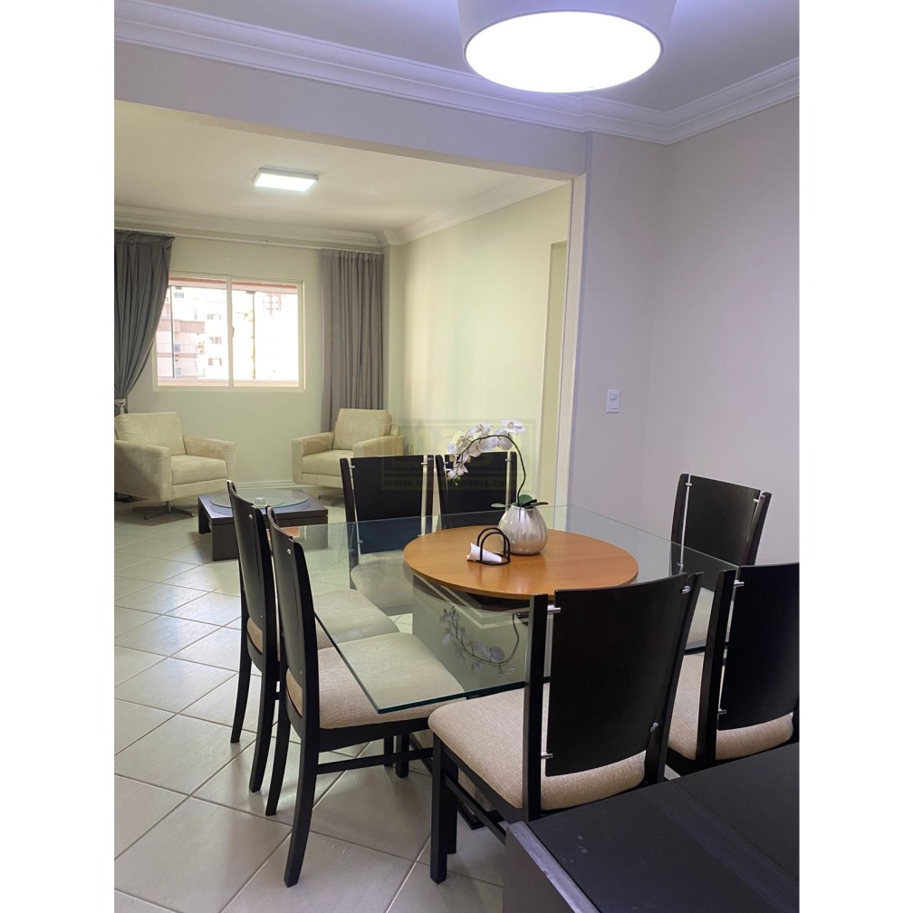 Apartamento quadra mar com 2 vagas de garagem 