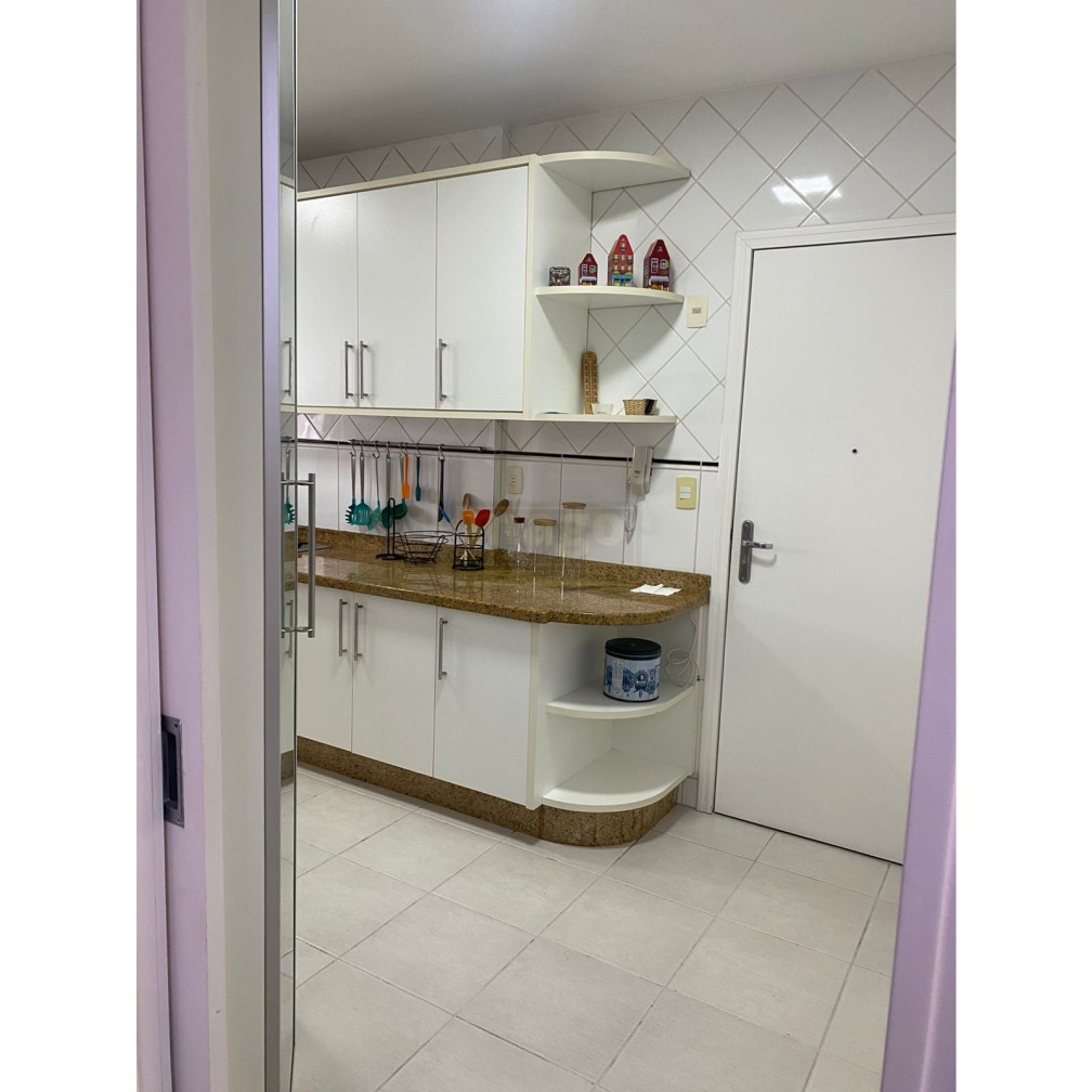 Apartamento quadra mar com 2 vagas de garagem 