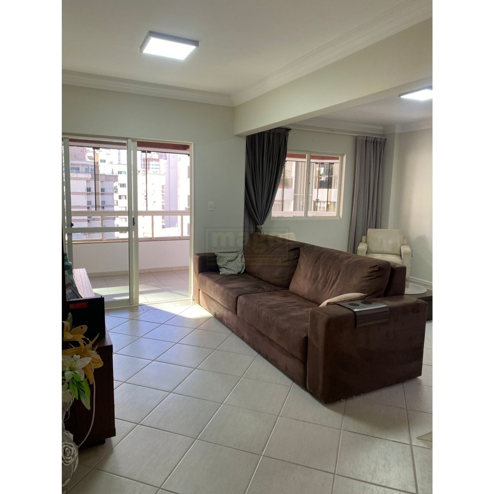Apartamento quadra mar com 2 vagas de garagem 