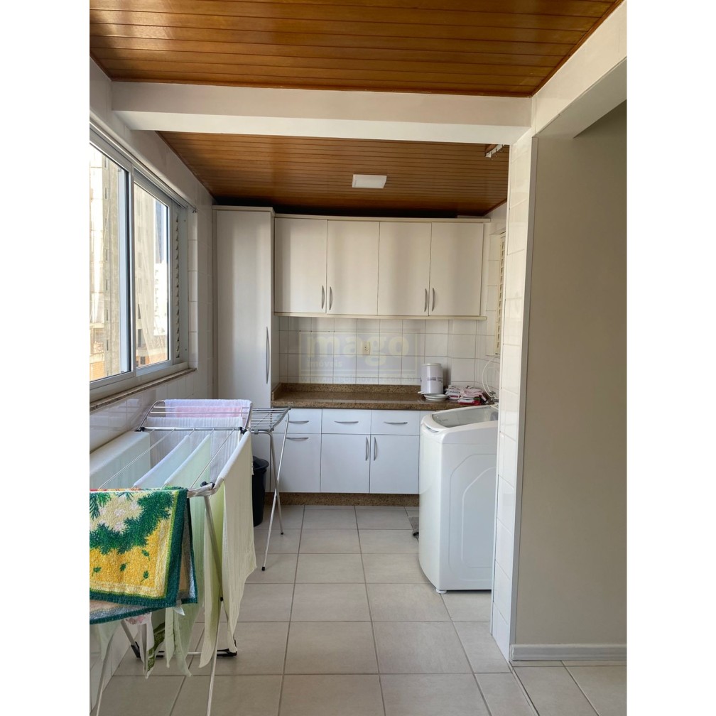 Apartamento quadra mar com 2 vagas de garagem 