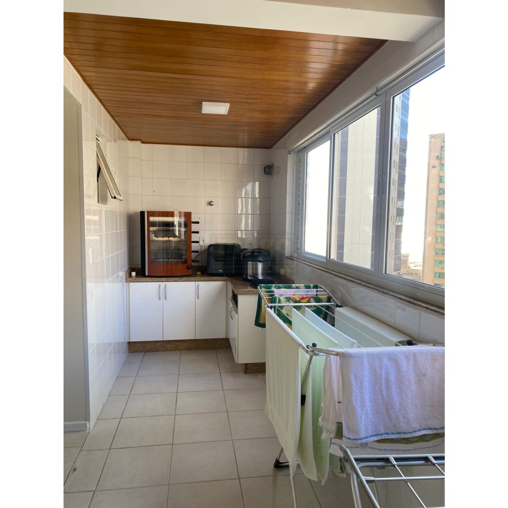 Apartamento quadra mar com 2 vagas de garagem 
