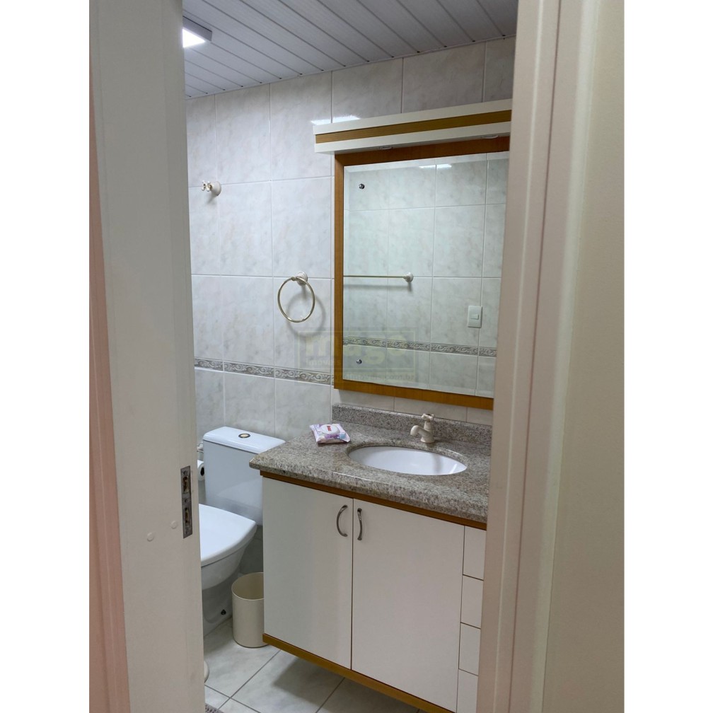Apartamento quadra mar com 2 vagas de garagem 