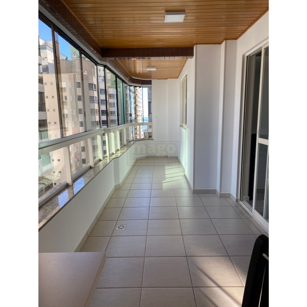 Apartamento quadra mar com 2 vagas de garagem 