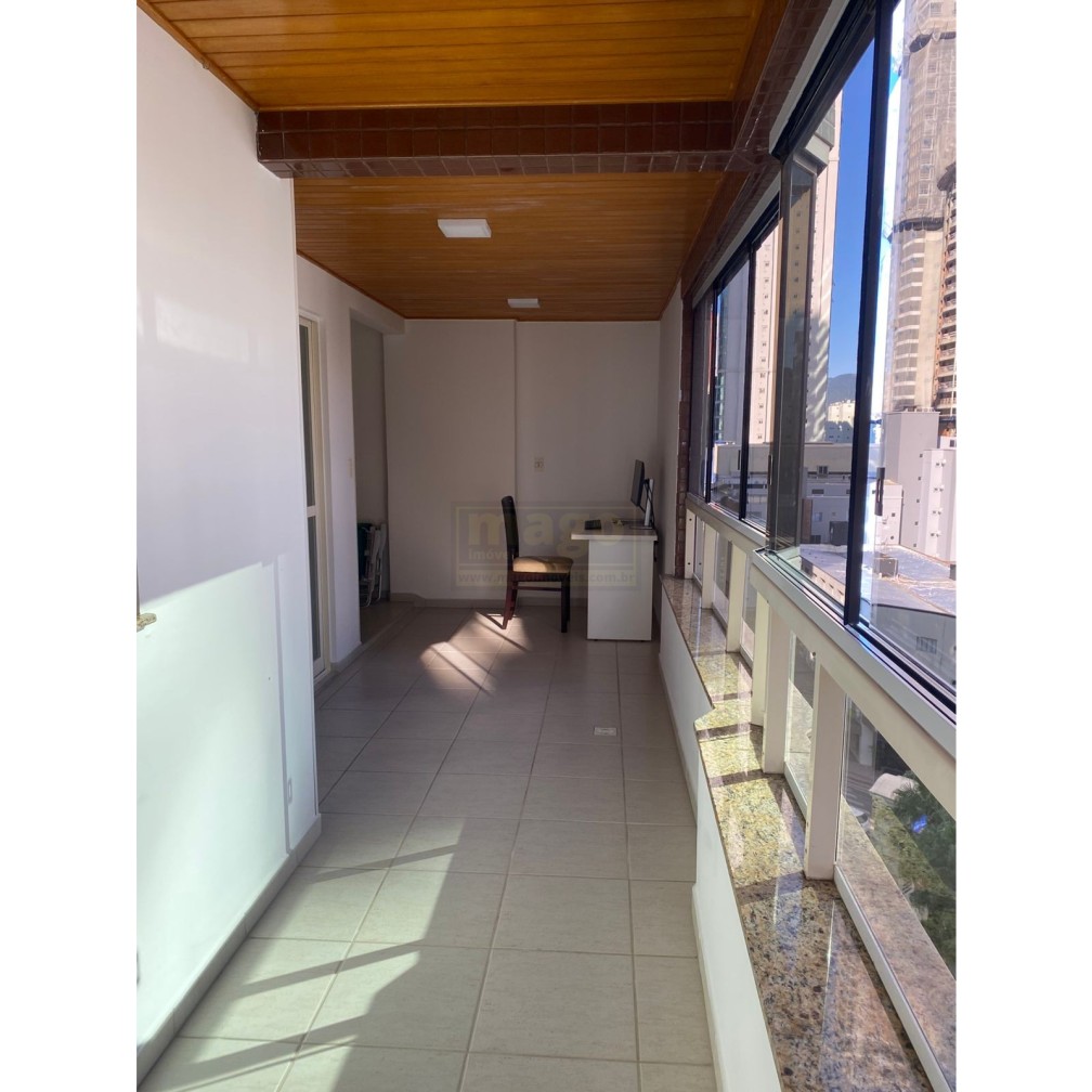 Apartamento quadra mar com 2 vagas de garagem 
