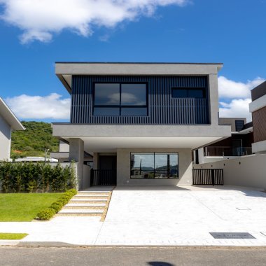 Casa em Condomínio Fechado com suíte Master e Piscina 