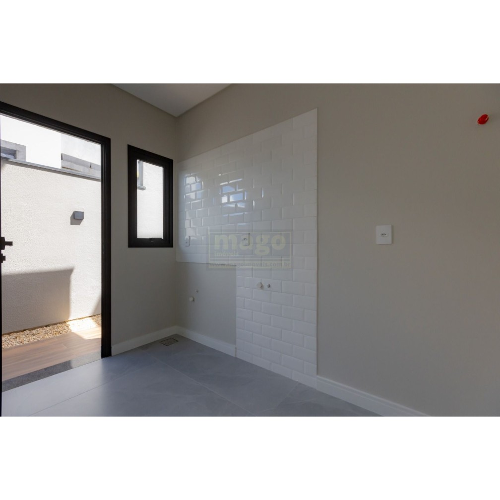 Casa em Condomínio Fechado com suíte Master e Piscina 