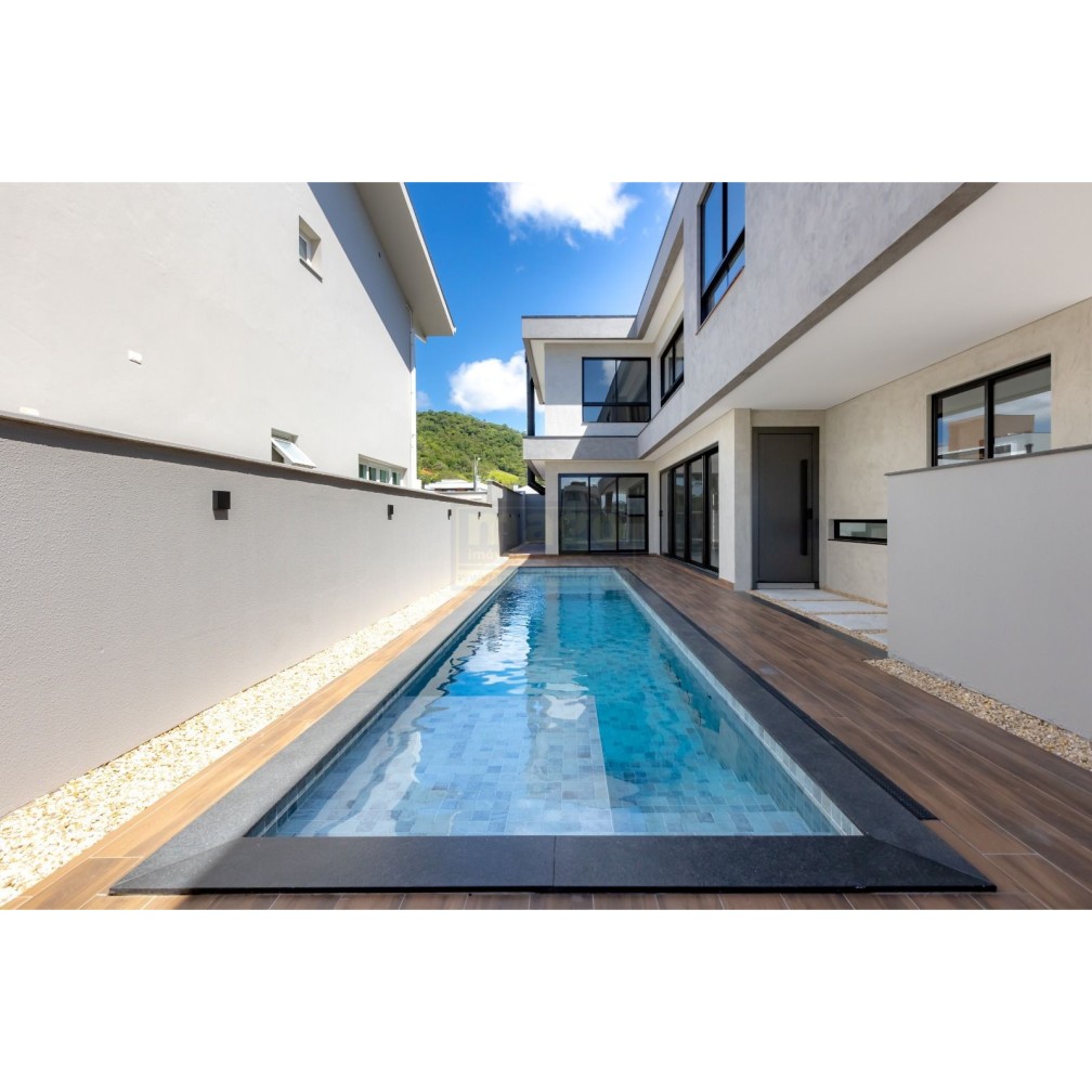 Casa em Condomínio Fechado com suíte Master e Piscina 