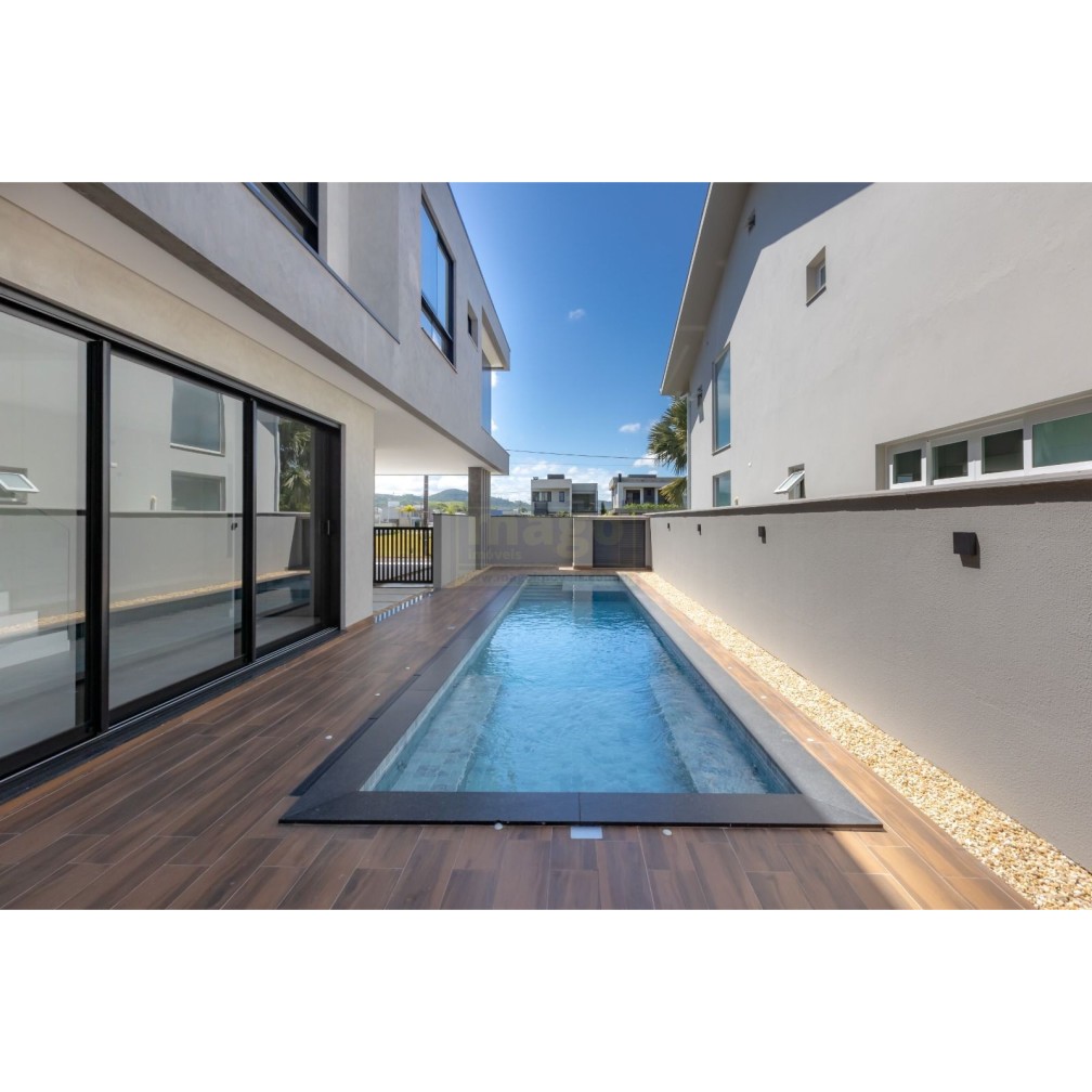 Casa em Condomínio Fechado com suíte Master e Piscina 