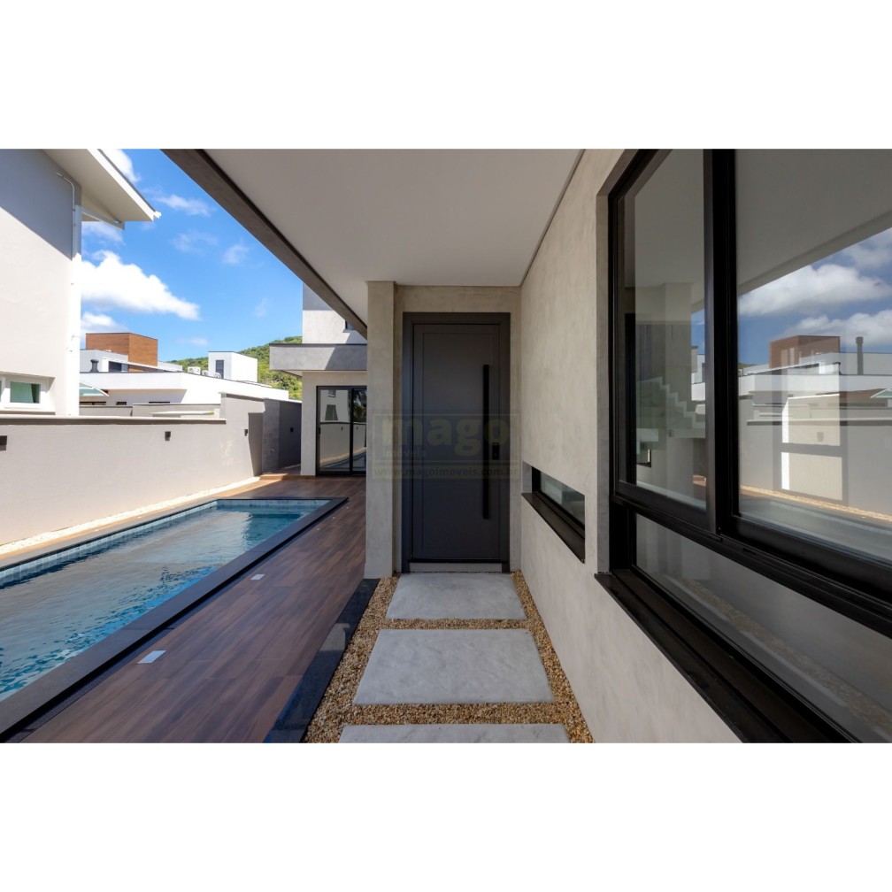 Casa em Condomínio Fechado com suíte Master e Piscina 