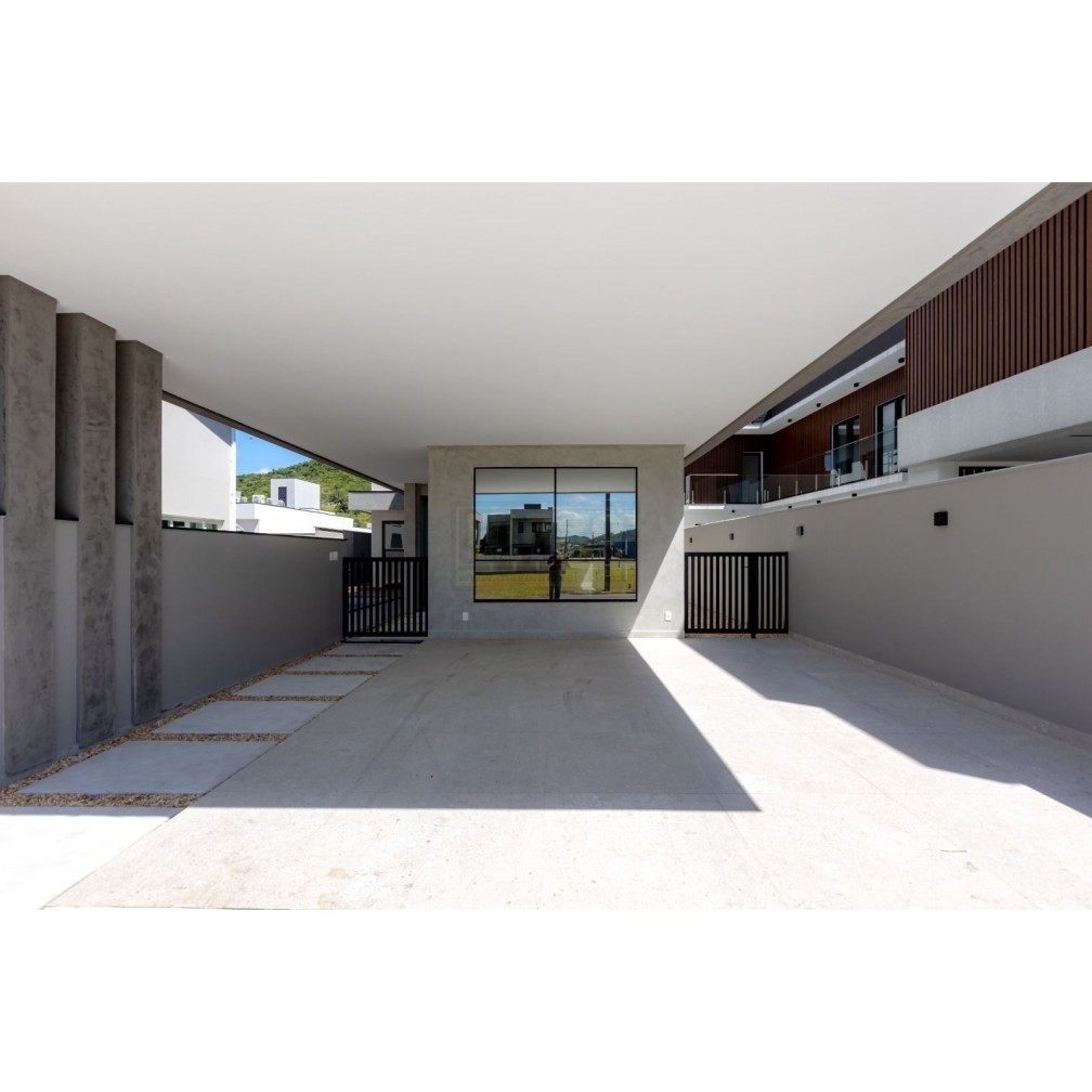 Casa em Condomínio Fechado com suíte Master e Piscina 