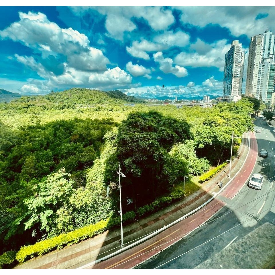 Apartamento com 3 suítes e 2 garagens na Barra Sul