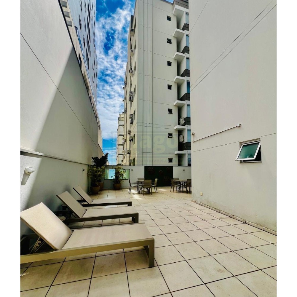 Apartamento com 3 suítes e 2 garagens na Barra Sul