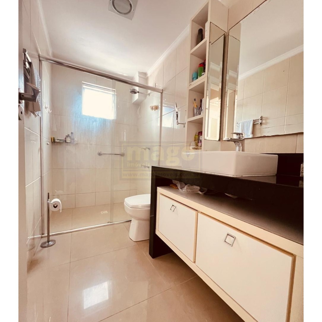 Apartamento com 3 suítes e 2 garagens na Barra Sul
