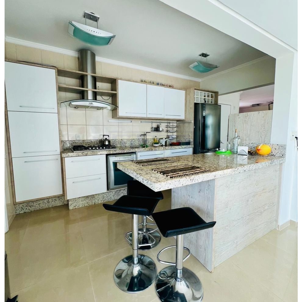 Apartamento com 3 suítes e 2 garagens na Barra Sul