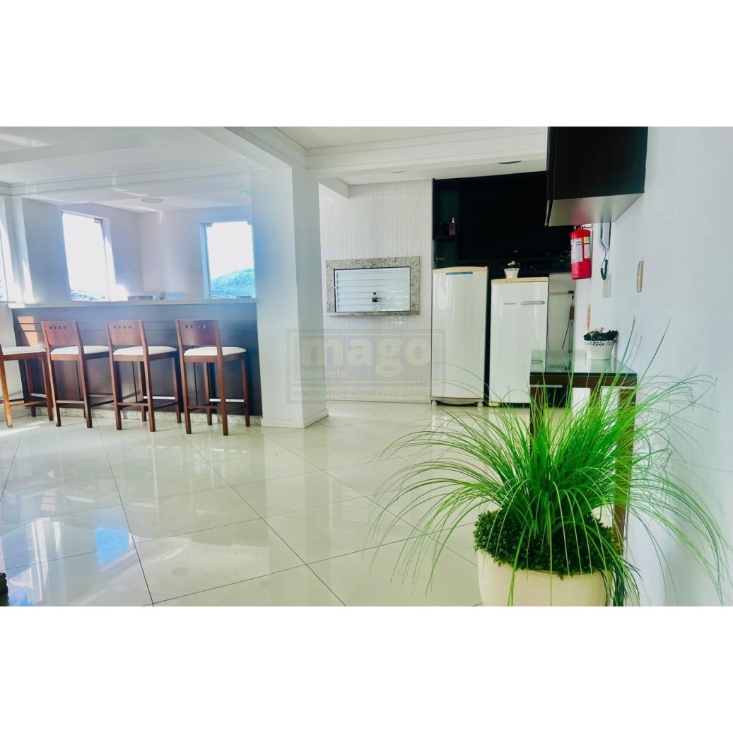 Apartamento com 3 suítes e 2 garagens na Barra Sul