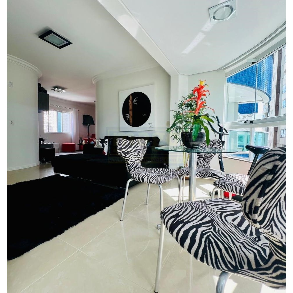 Apartamento com 3 suítes e 2 garagens na Barra Sul