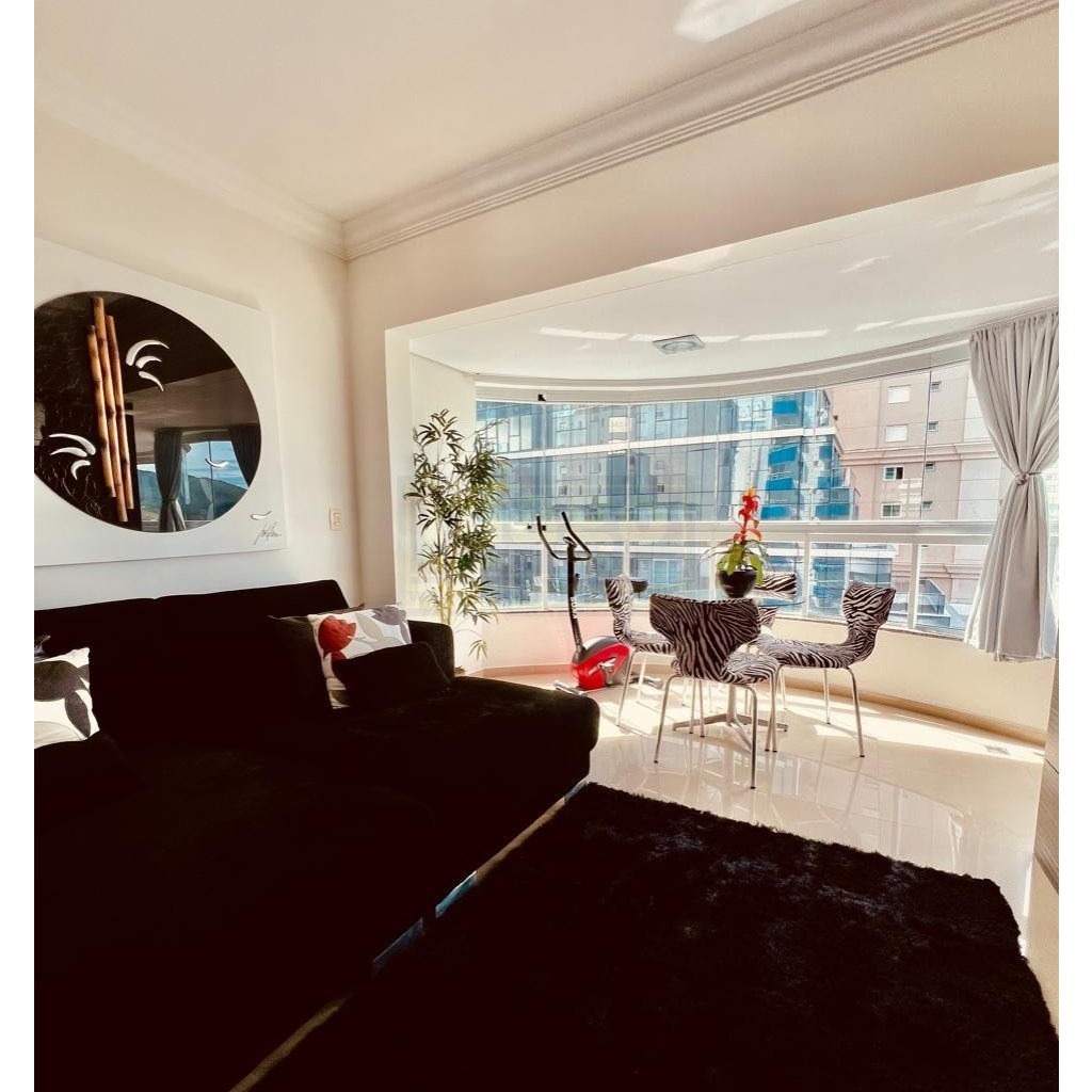 Apartamento com 3 suítes e 2 garagens na Barra Sul