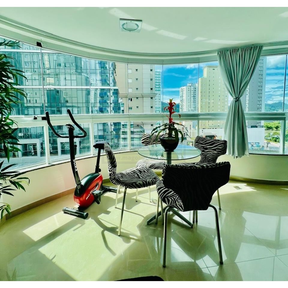 Apartamento com 3 suítes e 2 garagens na Barra Sul