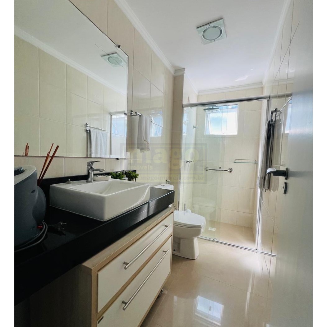 Apartamento com 3 suítes e 2 garagens na Barra Sul