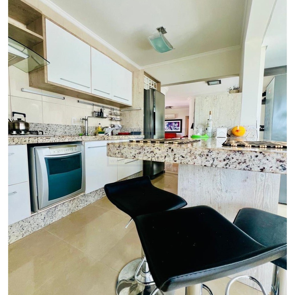 Apartamento com 3 suítes e 2 garagens na Barra Sul