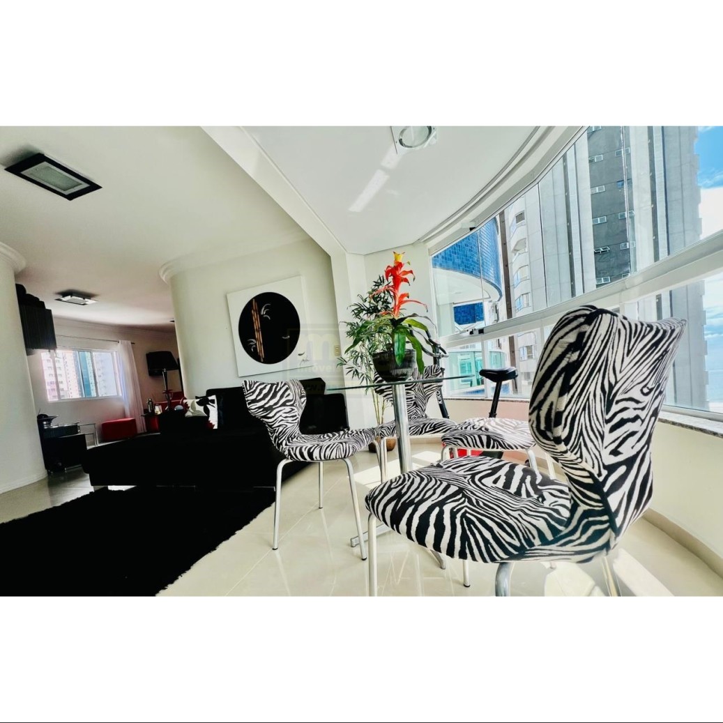 Apartamento com 3 suítes e 2 garagens na Barra Sul