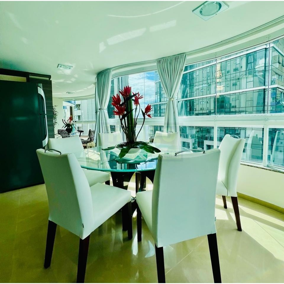 Apartamento com 3 suítes e 2 garagens na Barra Sul