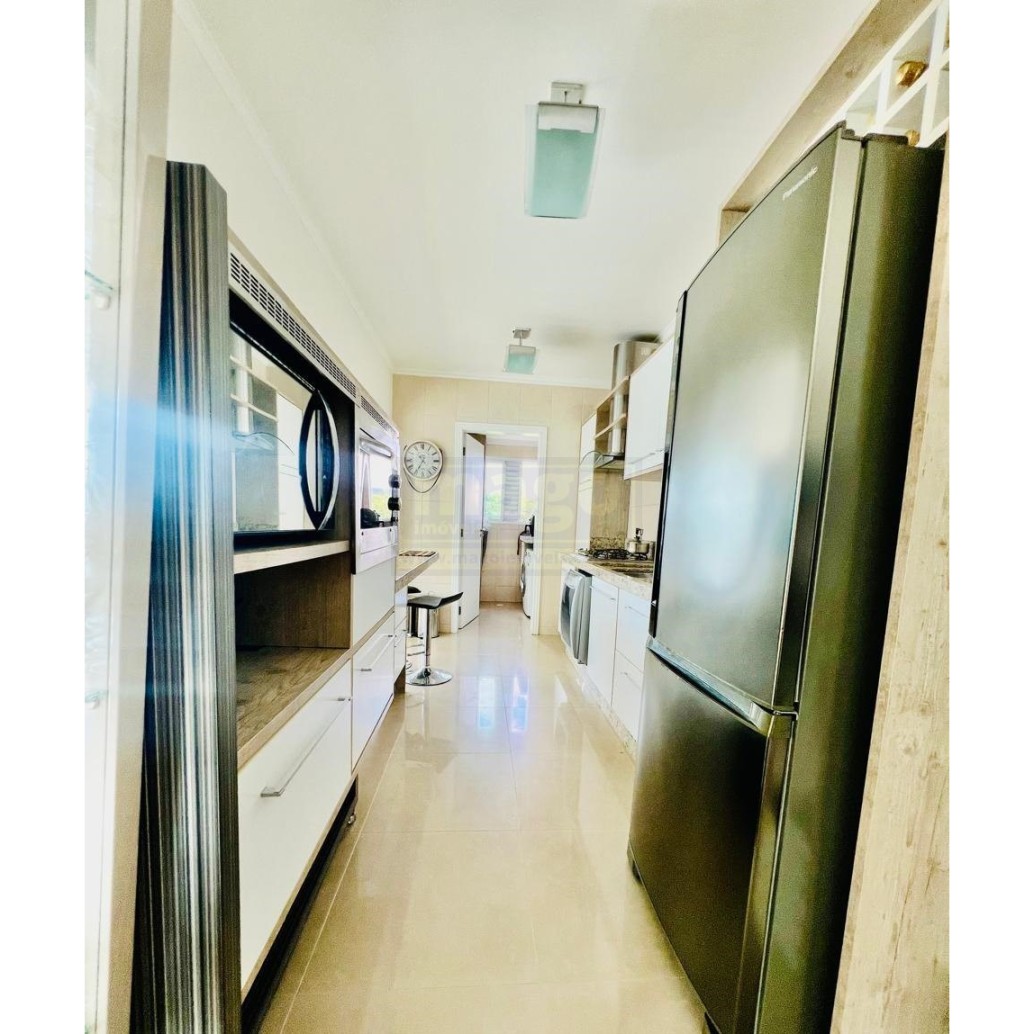 Apartamento com 3 suítes e 2 garagens na Barra Sul