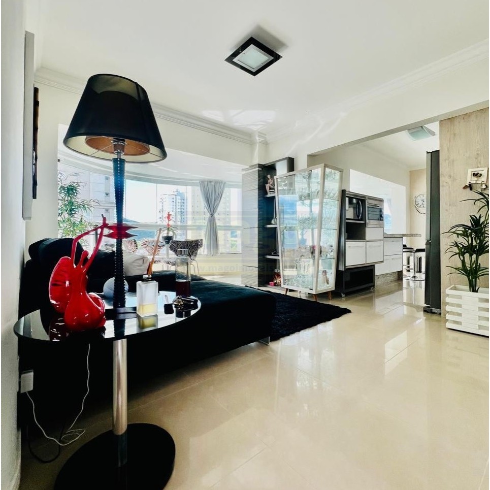 Apartamento com 3 suítes e 2 garagens na Barra Sul