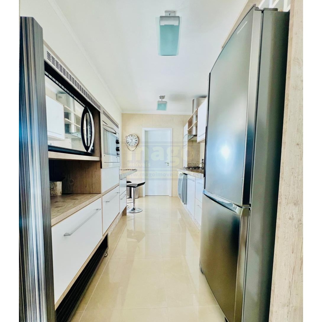 Apartamento com 3 suítes e 2 garagens na Barra Sul