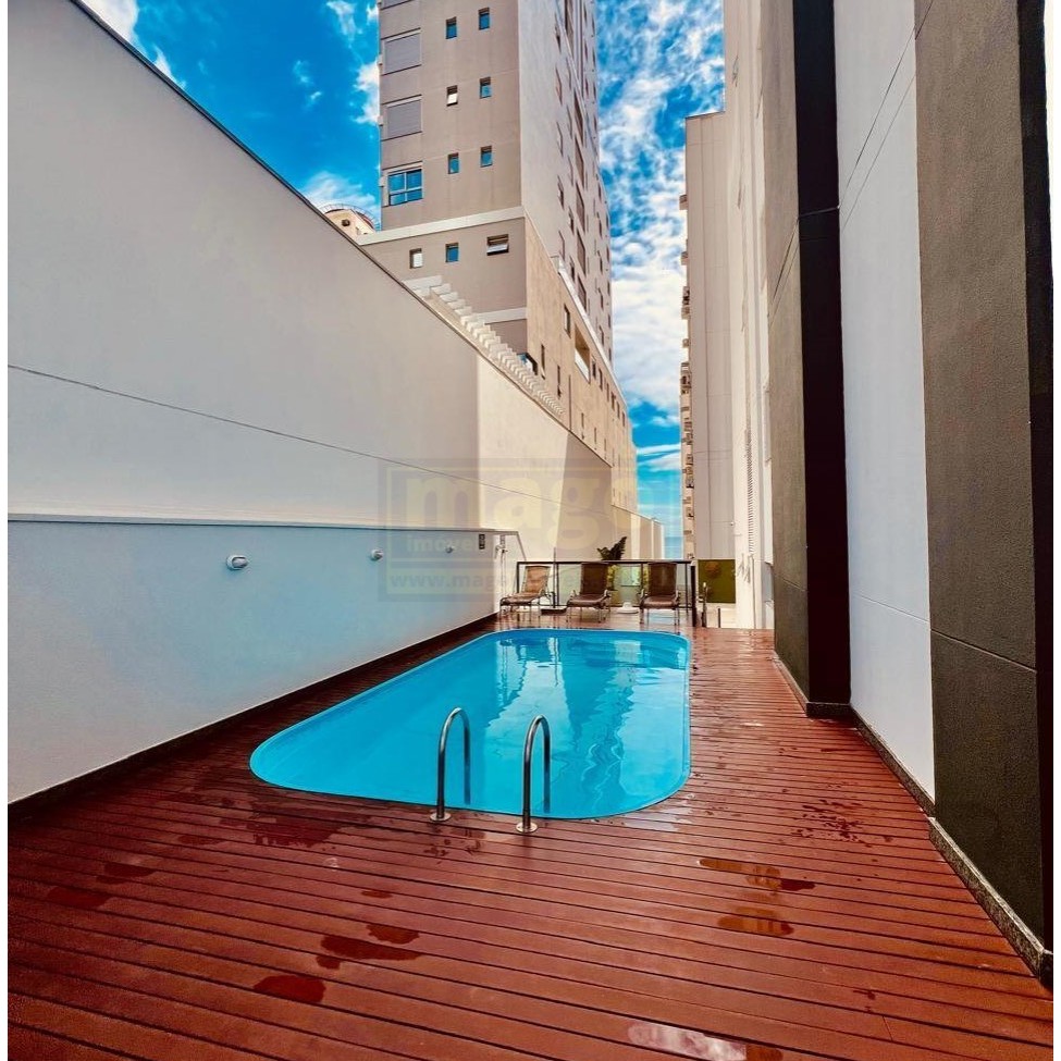 Apartamento com 3 suítes e 2 garagens na Barra Sul