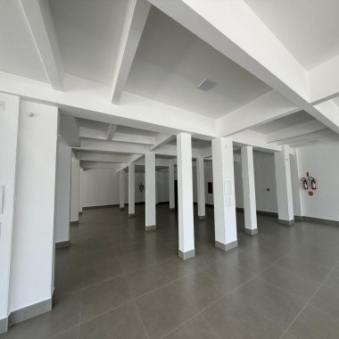 Sala comercial para locação na 5° avenida 