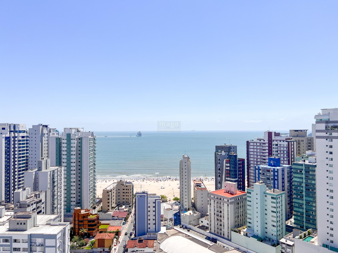 Decorado pronto para desfrutar com vista esplêndida!