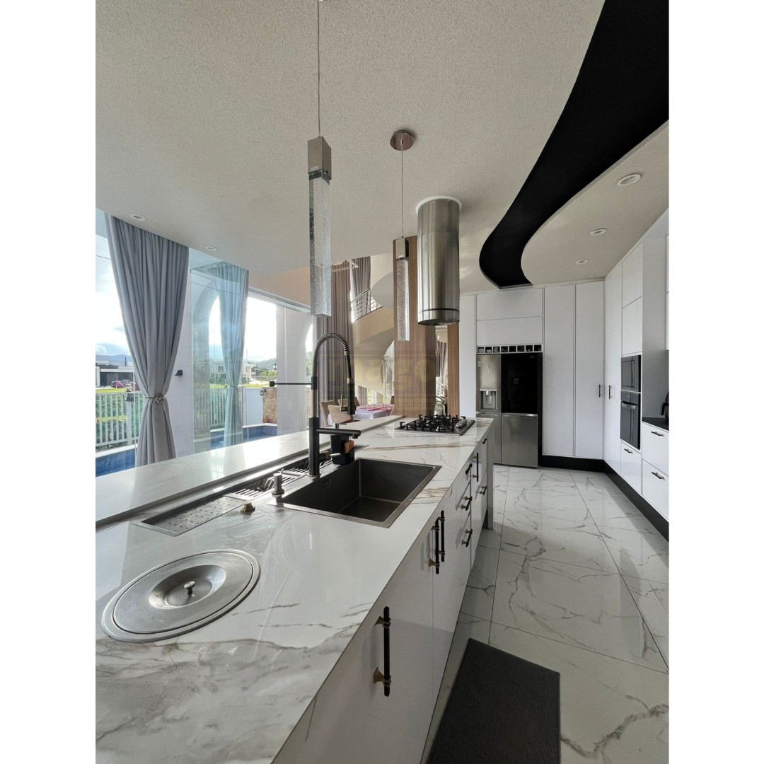 Casa 04 quartos para Locação Anual no bairro Santa Regina em  Camboriú