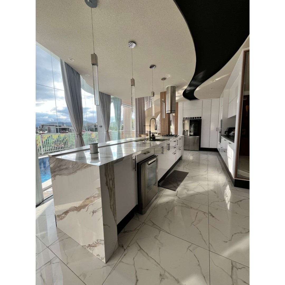 Casa 04 quartos para Locação Anual no bairro Santa Regina em  Camboriú