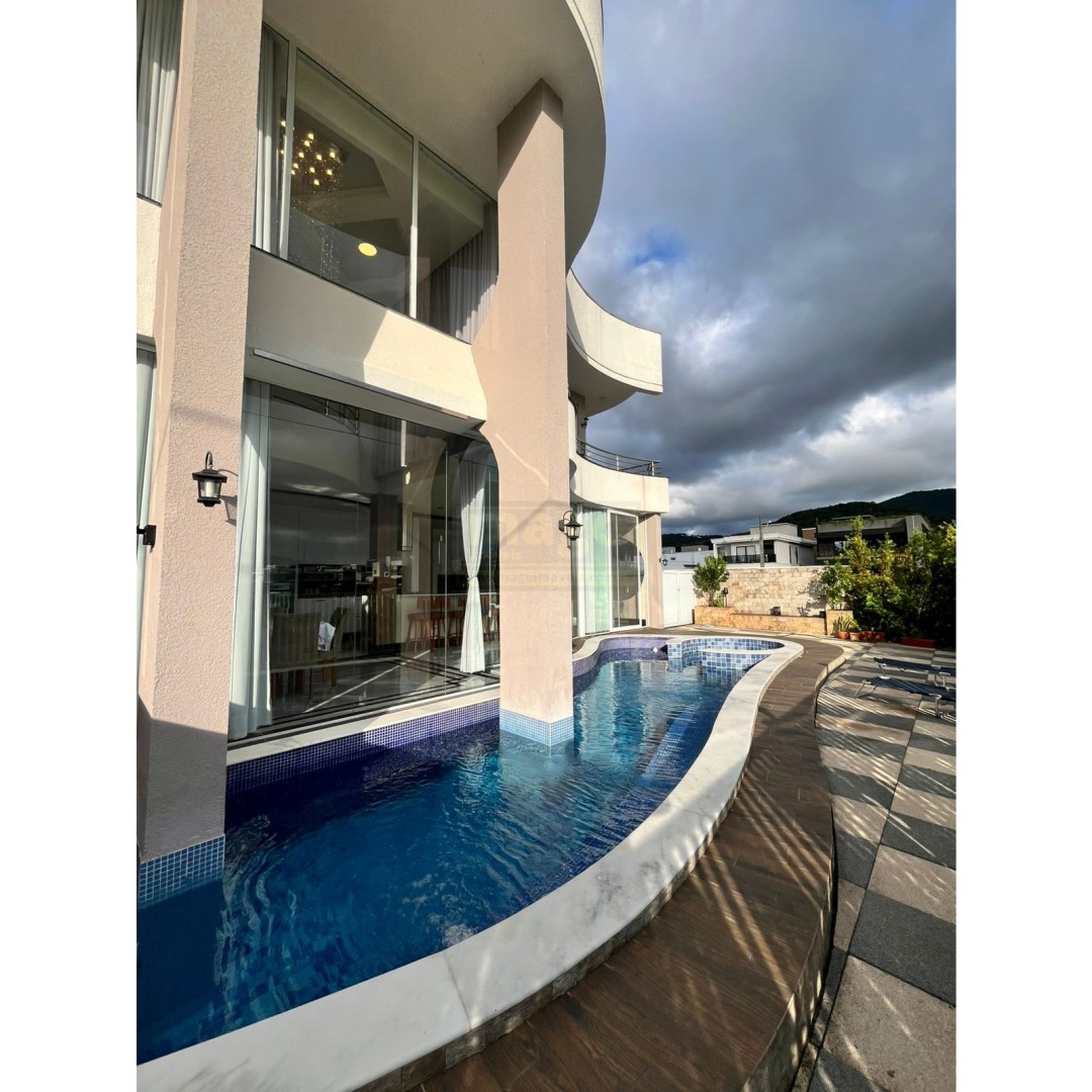 Casa 04 quartos para Locação Anual no bairro Santa Regina em  Camboriú