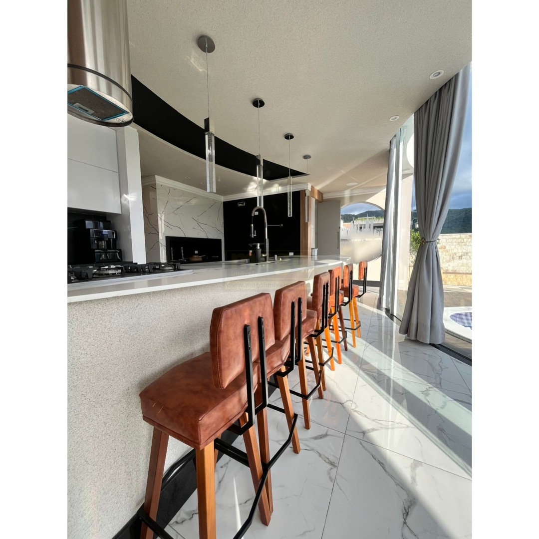 Casa 04 quartos para Locação Anual no bairro Santa Regina em  Camboriú