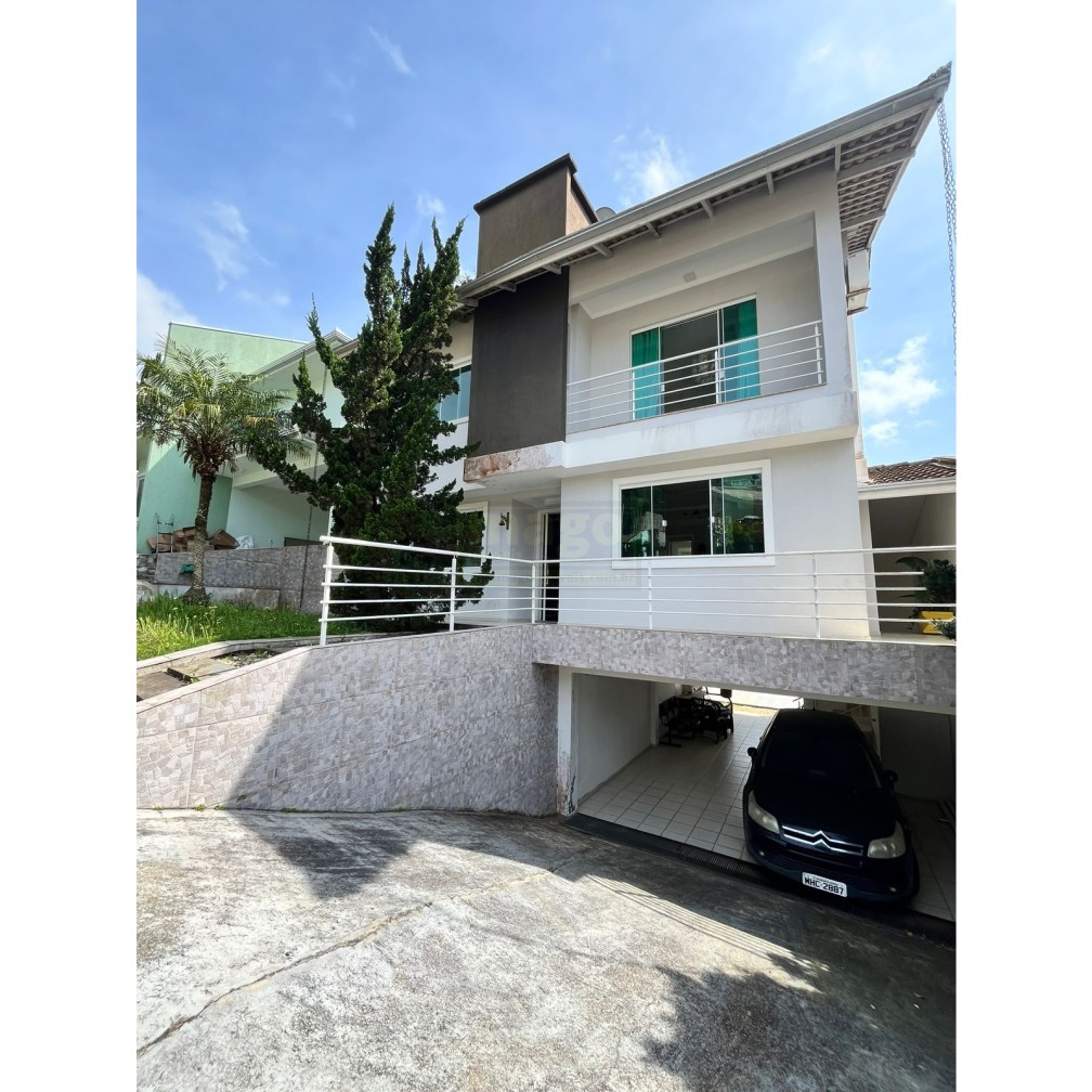 Casa 3 suítes para Locação Anual no bairro Ariribá em Balneário Camboriú