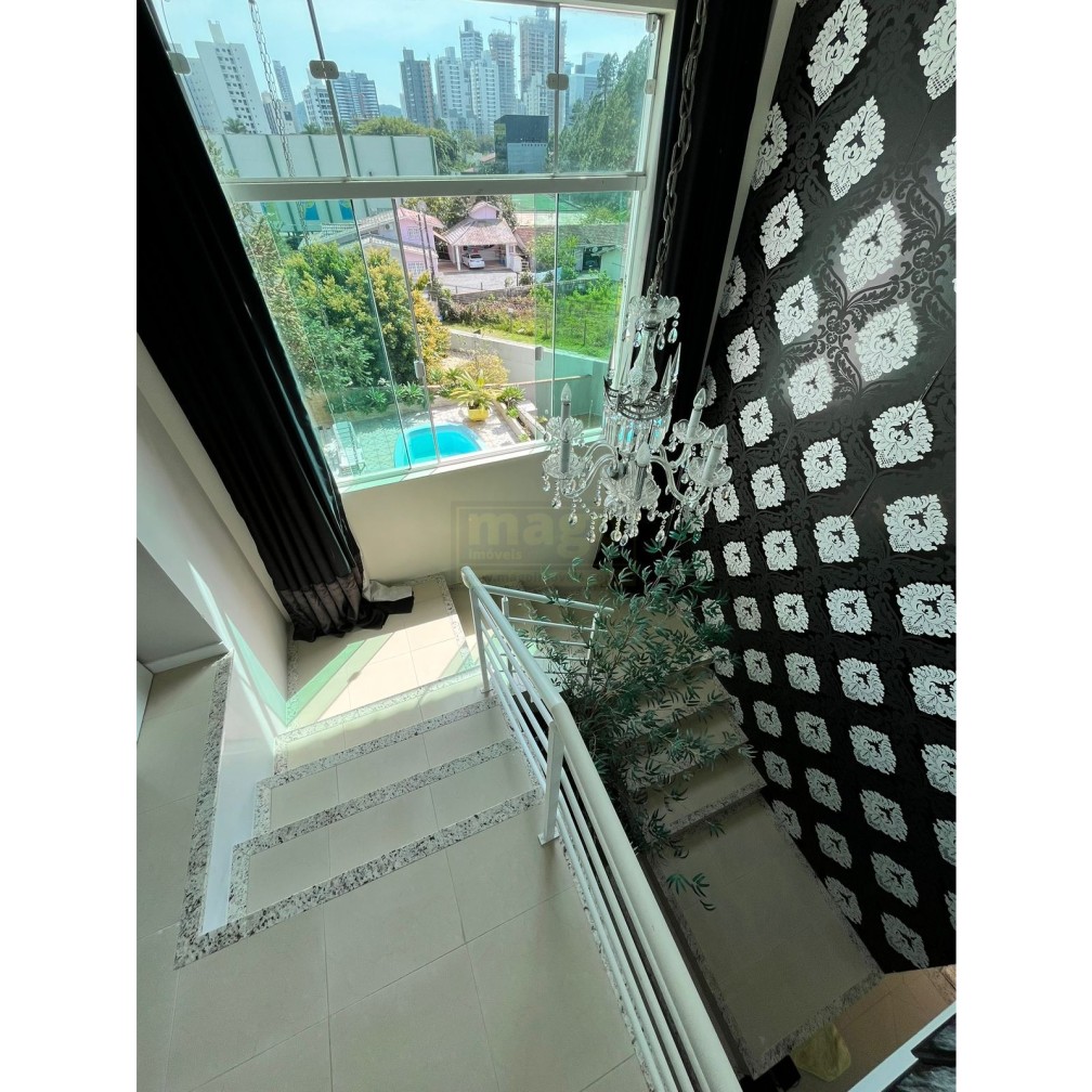 Casa 3 suítes para Locação Anual no bairro Ariribá em Balneário Camboriú