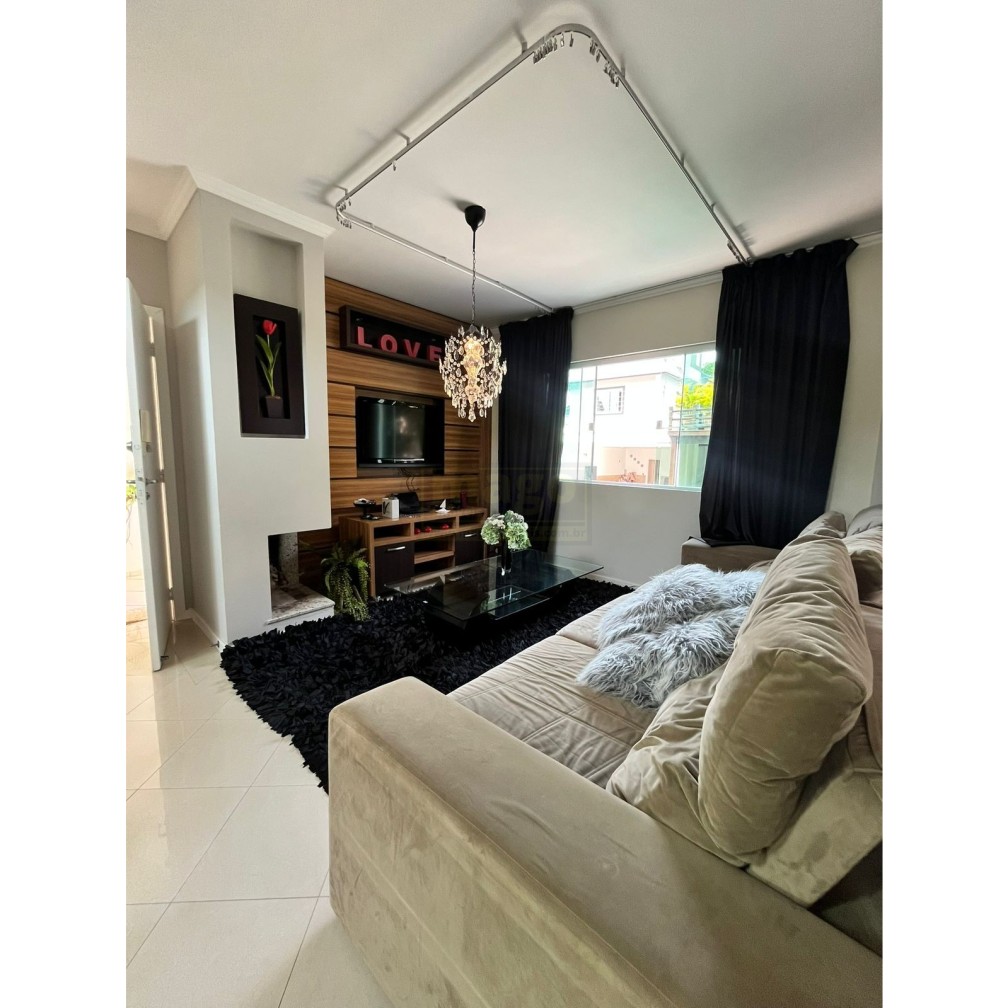 Casa 3 suítes para Locação Anual no bairro Ariribá em Balneário Camboriú