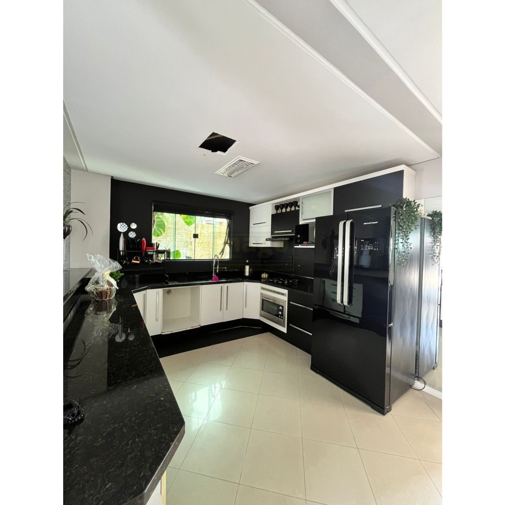 Casa 3 suítes para Locação Anual no bairro Ariribá em Balneário Camboriú