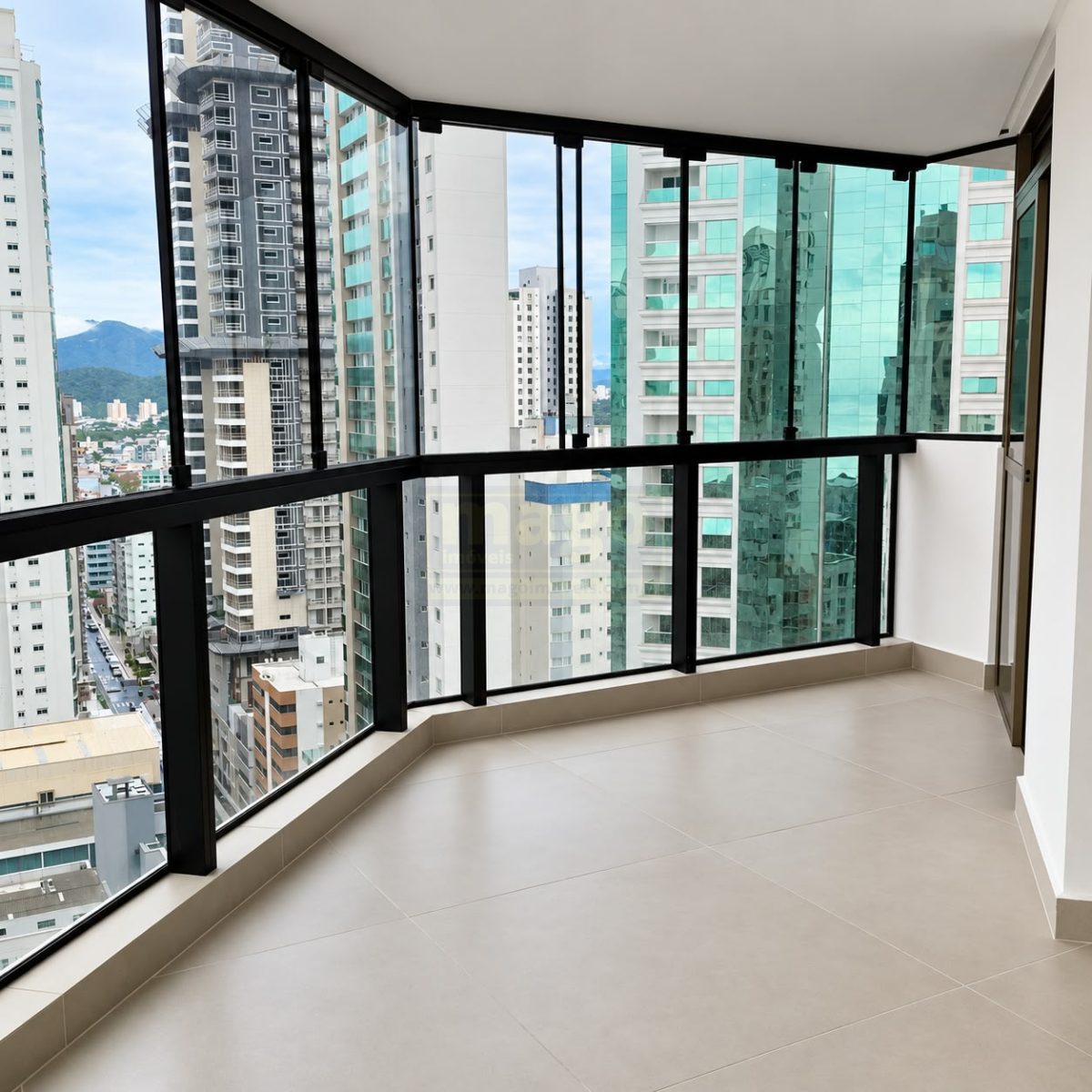 Apartamento 3 quartos para Locação Anual no bairro Centro em Balneário Camboriú